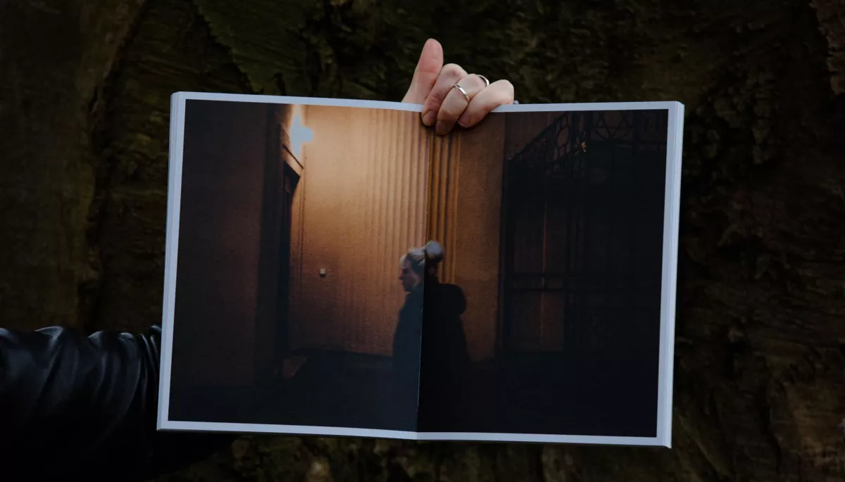 У Нідерландах вийшла фотокнига української фотографки Ганни Грабарської «Моя мама хоче повернутися додому»