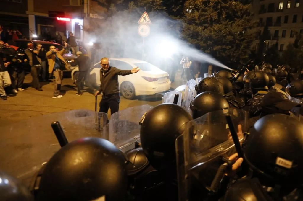 Силовики в Грузії побили журналістів і демонстрантів на акції проти закону про «іноагентів»
