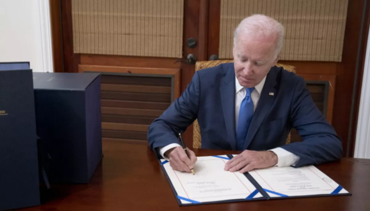 Президент США підписав законопроєкт з військовою допомогою для України