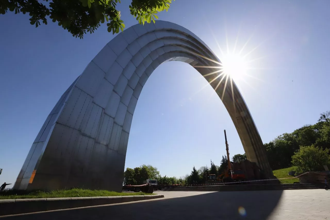 У Києві почали демонтаж скульптур під Аркою дружби народів