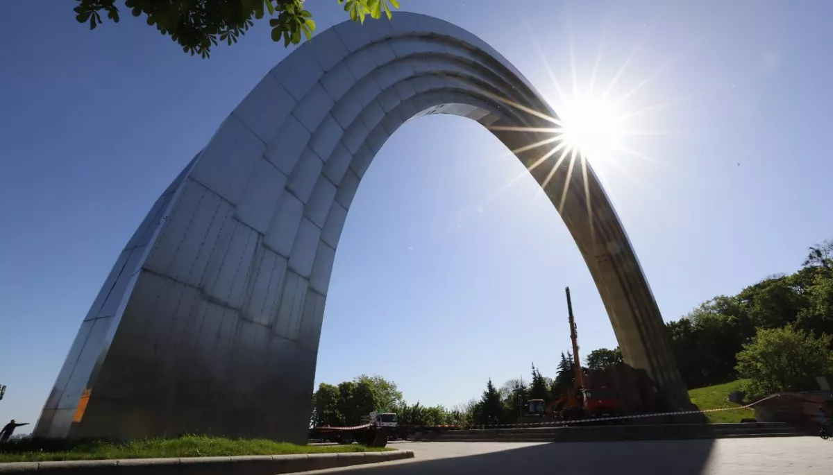 У Києві почали демонтаж скульптур під Аркою дружби народів