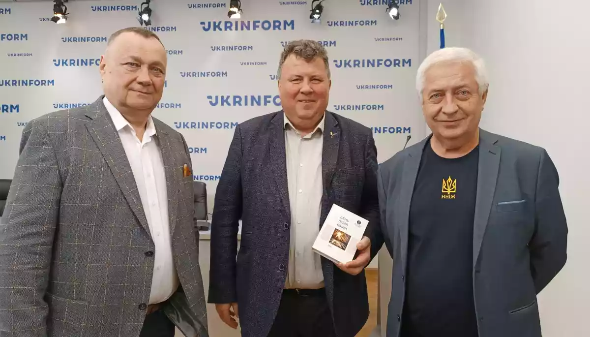 В Інституті журналістики написали, зверстали і надрукували книгу есеїв за 8 годин 39 хвилин