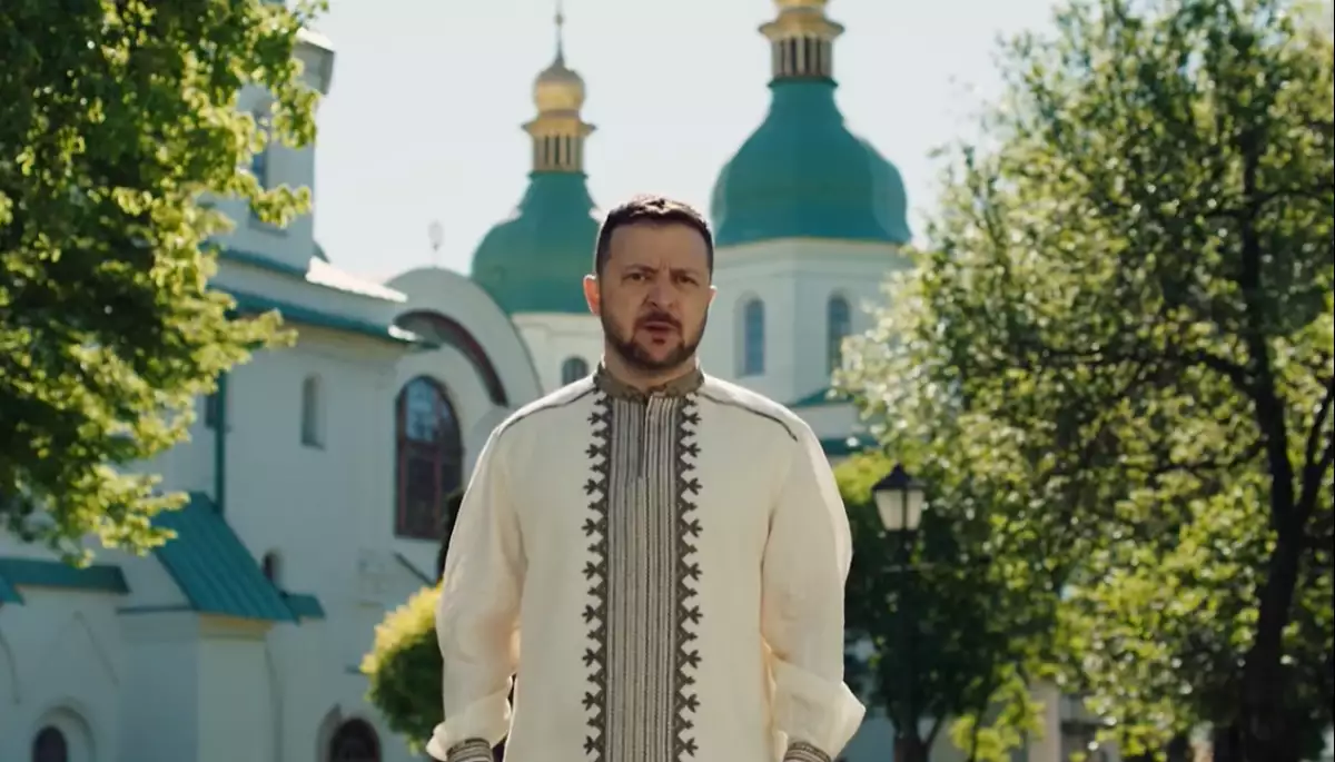 &laquo;У Бога на плечі &mdash; шеврон з українським прапором&raquo;: Президент звернувся до українців з нагоди Великодня (ВІДЕО)
