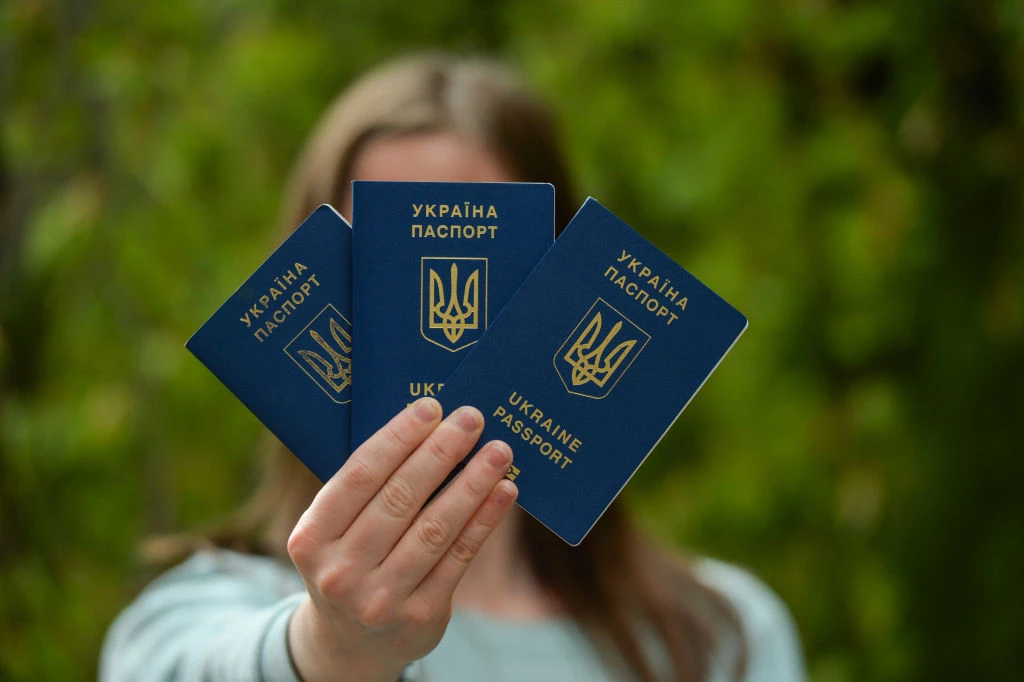 Що визначає майбутнє українців &mdash; паспорт чи банківська картка