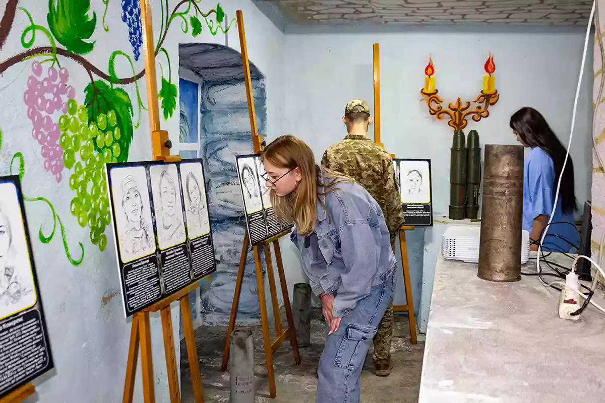 «Це мій особистий внесок у те, щоб люди про них не забули». Відкрилася виставка портретів полеглих на війні українок авторства Олени Білозерської