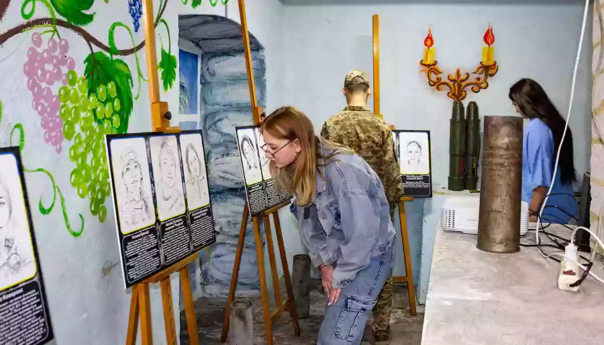 «Це мій особистий внесок у те, щоб люди про них не забули». Відкрилася виставка портретів полеглих на війні українок авторства Олени Білозерської