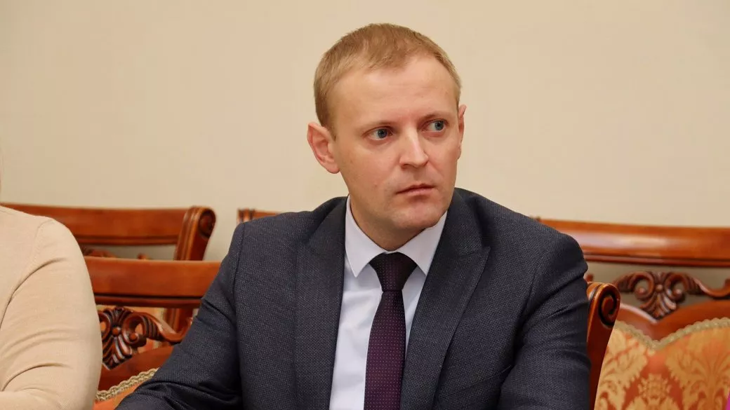Радника голови Чернігівської ОВА Андрія Подорвана називають автором &laquo;темників&raquo; від &laquo;Укрінформу&raquo;. Він заперечує свою причетність