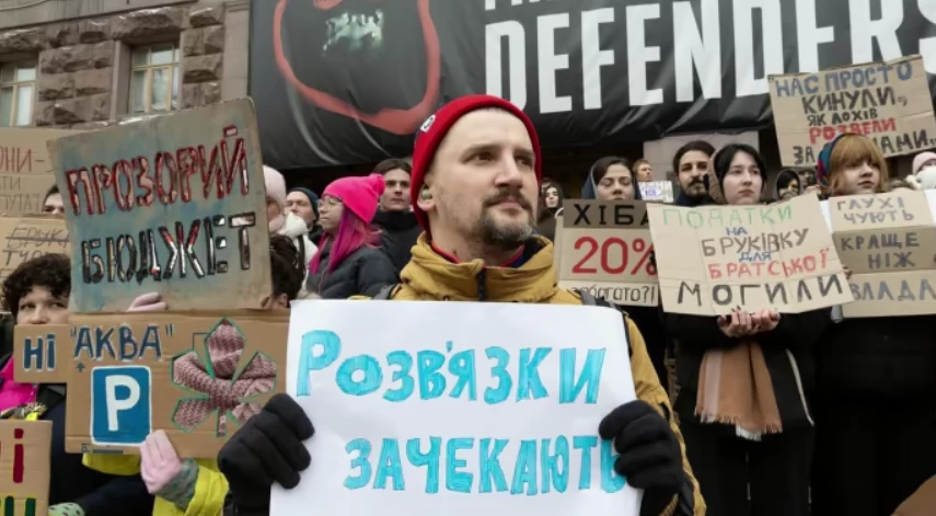 Більшість опитаних українців вважає, що деякі дії влади варто критикувати навіть під час війни, &mdash; КМІС