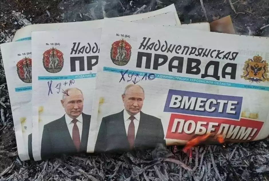 Активісти руху опору &laquo;Жовта стрічка&raquo; спалюють російські газети на ТОТ Херсонщини