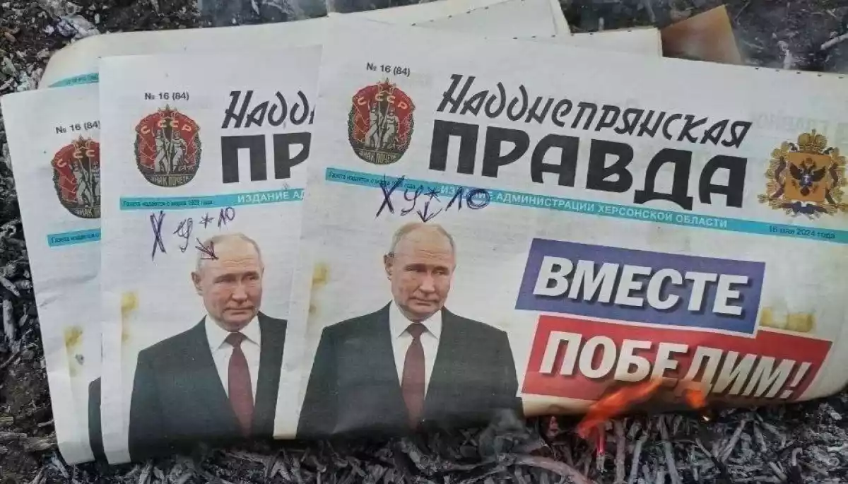 Активісти руху опору &laquo;Жовта стрічка&raquo; спалюють російські газети на ТОТ Херсонщини