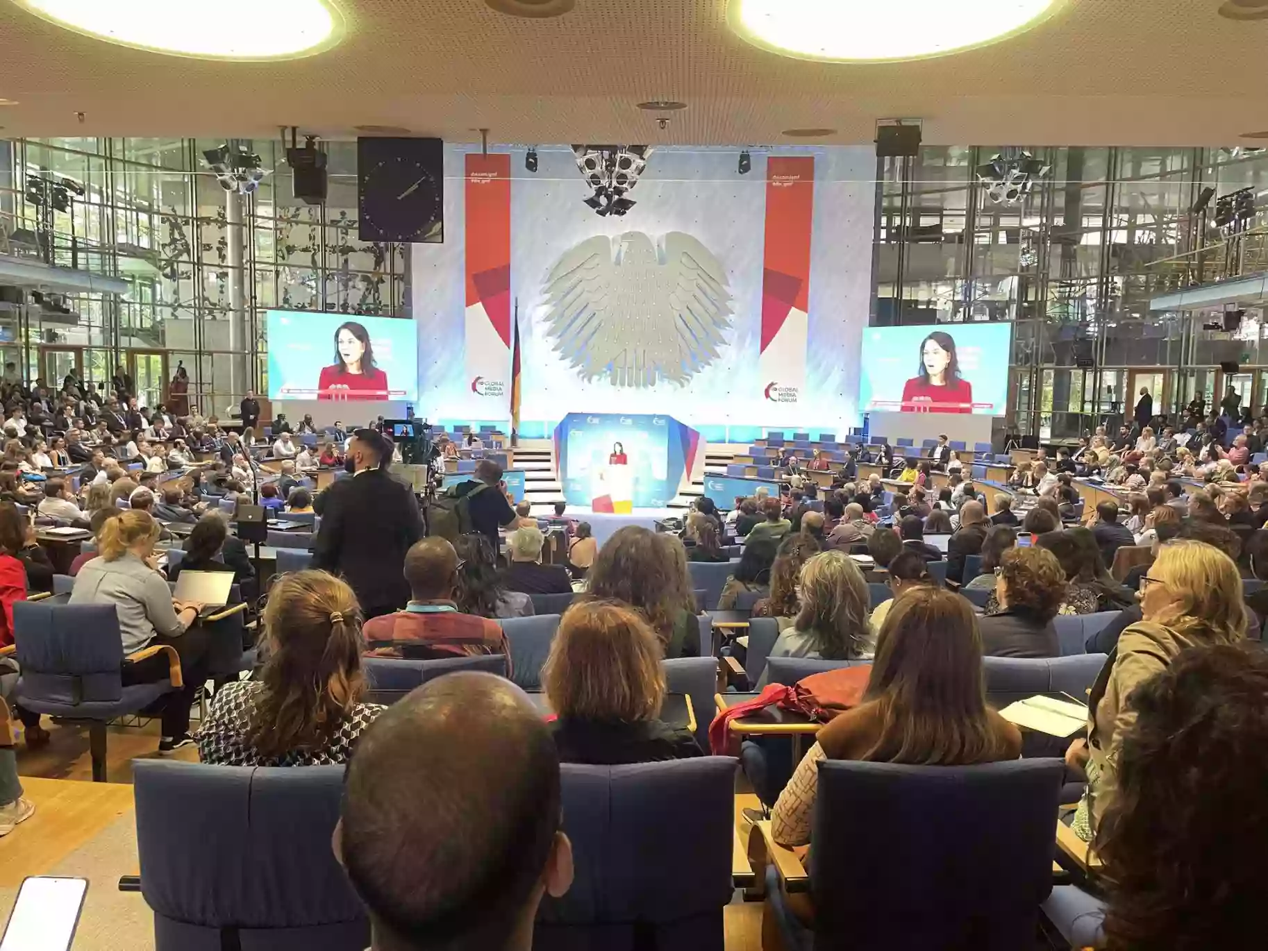 На Global Media Forum обговорюють загрози для журналістів, вибори і ШІ. Українців серед спікерів основних панелей немає