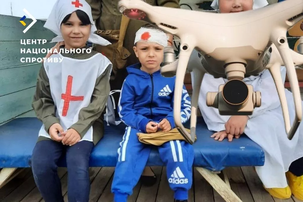 Росіяни готують до бойових дій школярів з ТОТ, а в РФ вербують підлітків на війну в Україні