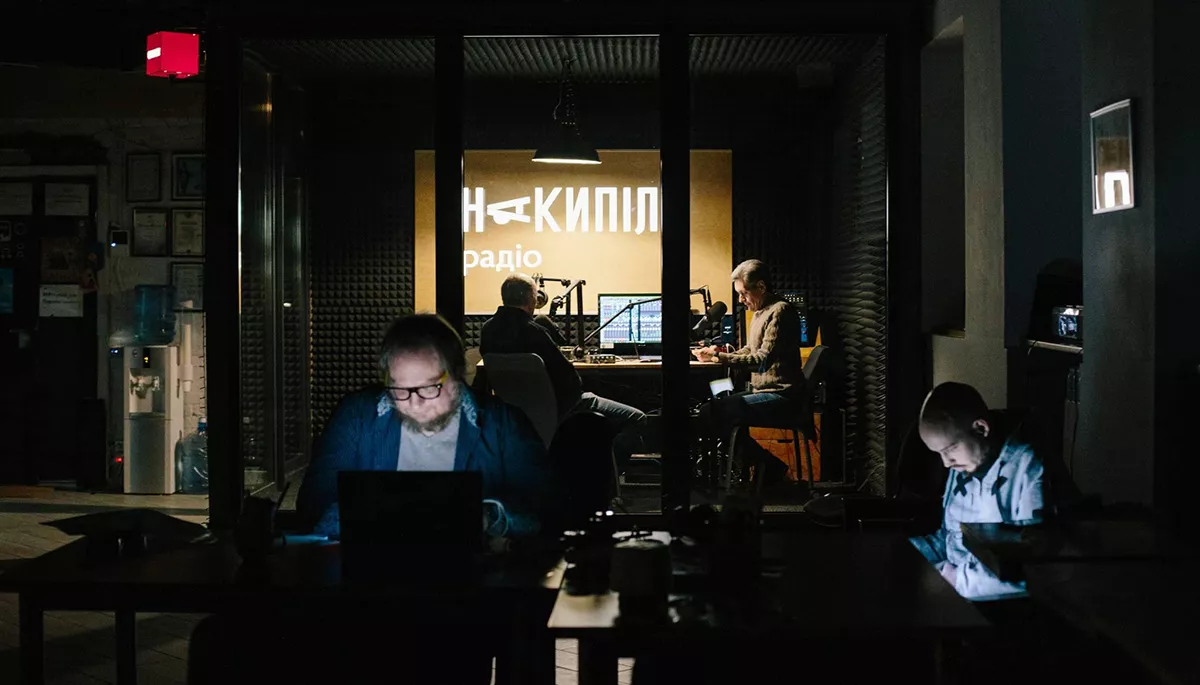 Як українські журналісти долають відімкнення електрики та готуються до зими