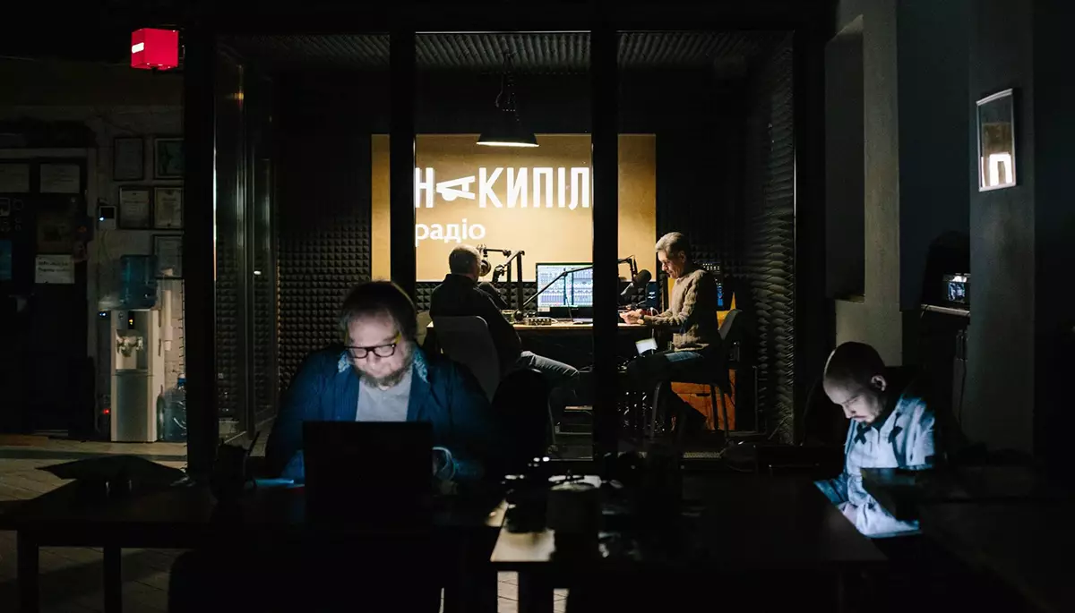 Як українські журналісти долають відімкнення електрики та готуються до зими