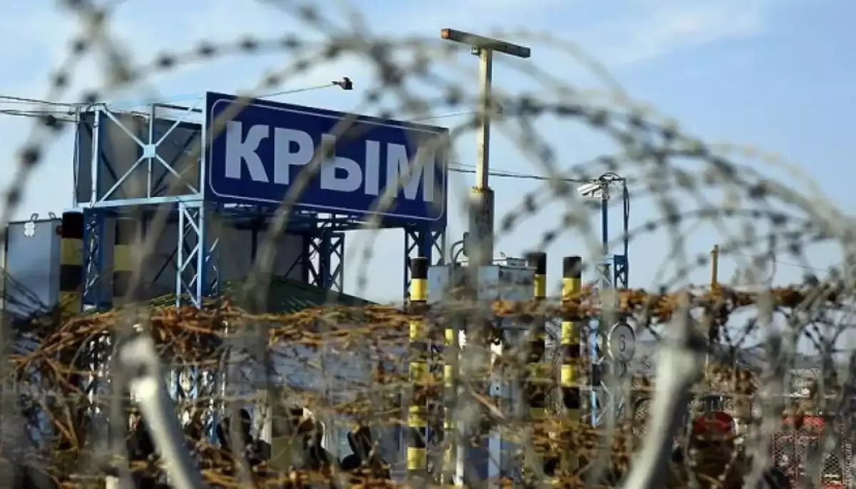 Представництво президента в АРК: Мешканці Криму заливають червоною фарбою машини з російською символікою
