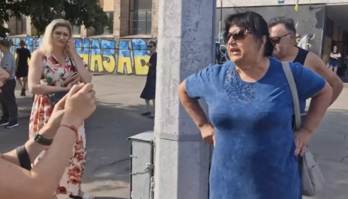 Учасниця мітингу проти &laquo;несправедливого&raquo; відключення енергії у Запоріжжі напала на журналістку