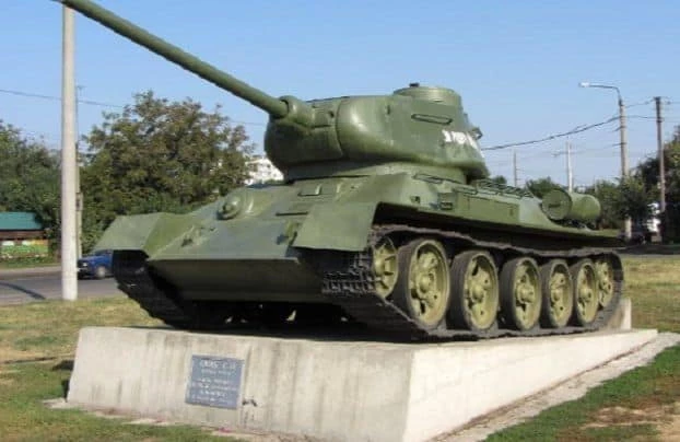 У Полтаві демонтували сталінський танк, встановлений колишнім керівником «112 каналу»