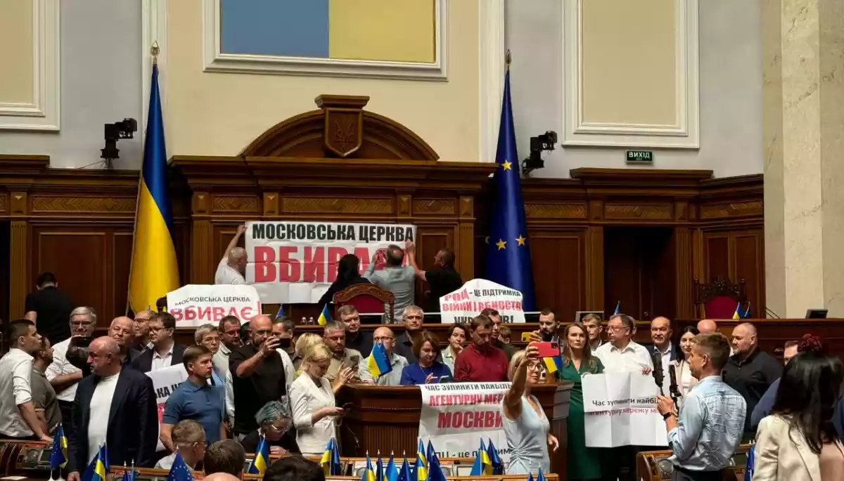 Депутати заблокували трибуну Верховної Ради через відмову розглядати законопроєкт про «заборону УПЦ МП»