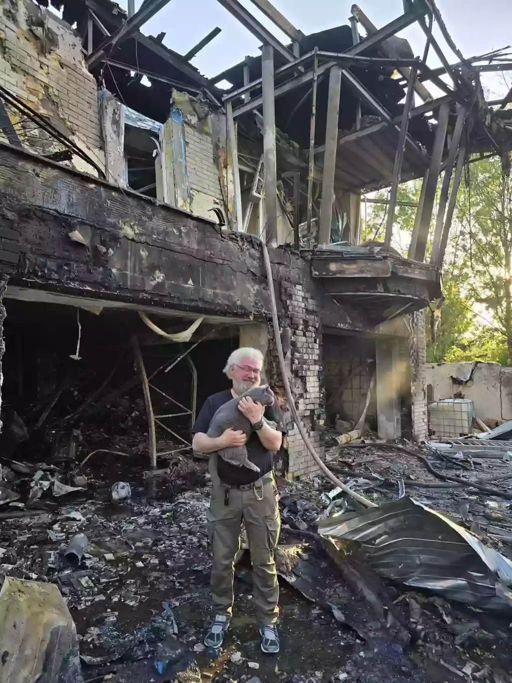 Росіяни прямим влучанням поцілили у подвір'я відомого харківського волонтера Юрія Сапронова