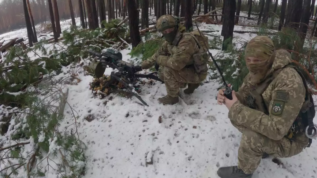 «Я хотів зрозуміти, як насправді виглядає війна», — британський режисер фільму «Україна: Ворог у лісі»
