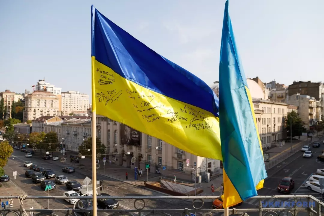 В Укрінформі до Дня прапора вивісили українські стяги, підписані захисниками на Курщині
