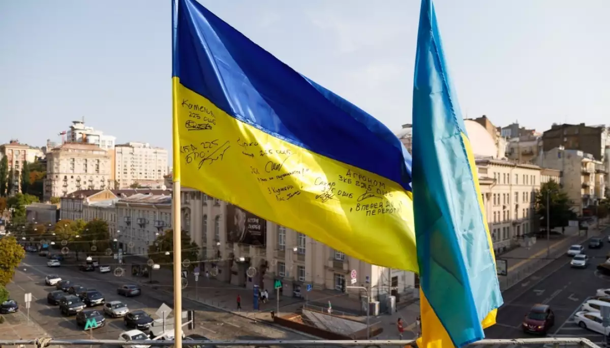 В Укрінформі до Дня прапора вивісили українські стяги, підписані захисниками на Курщині