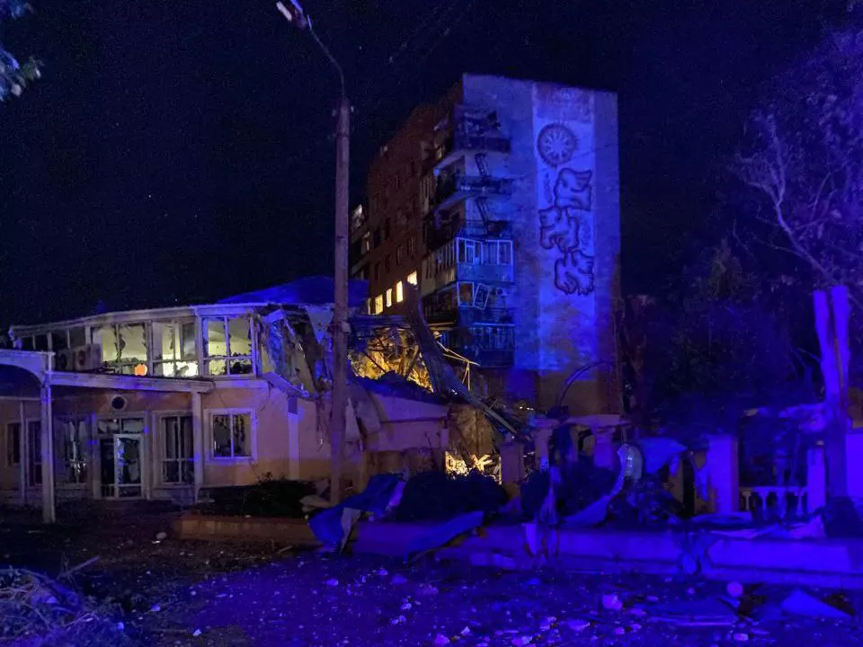 Армія РФ вночі вдарила по готелю в Краматорську: постраждали журналісти
