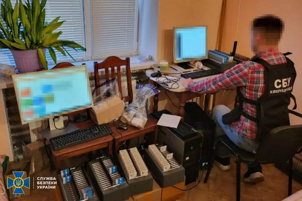 СБУ ліквідувала дві ботоферми, які поширювали дезінформацію та дискредитували Сили оборони