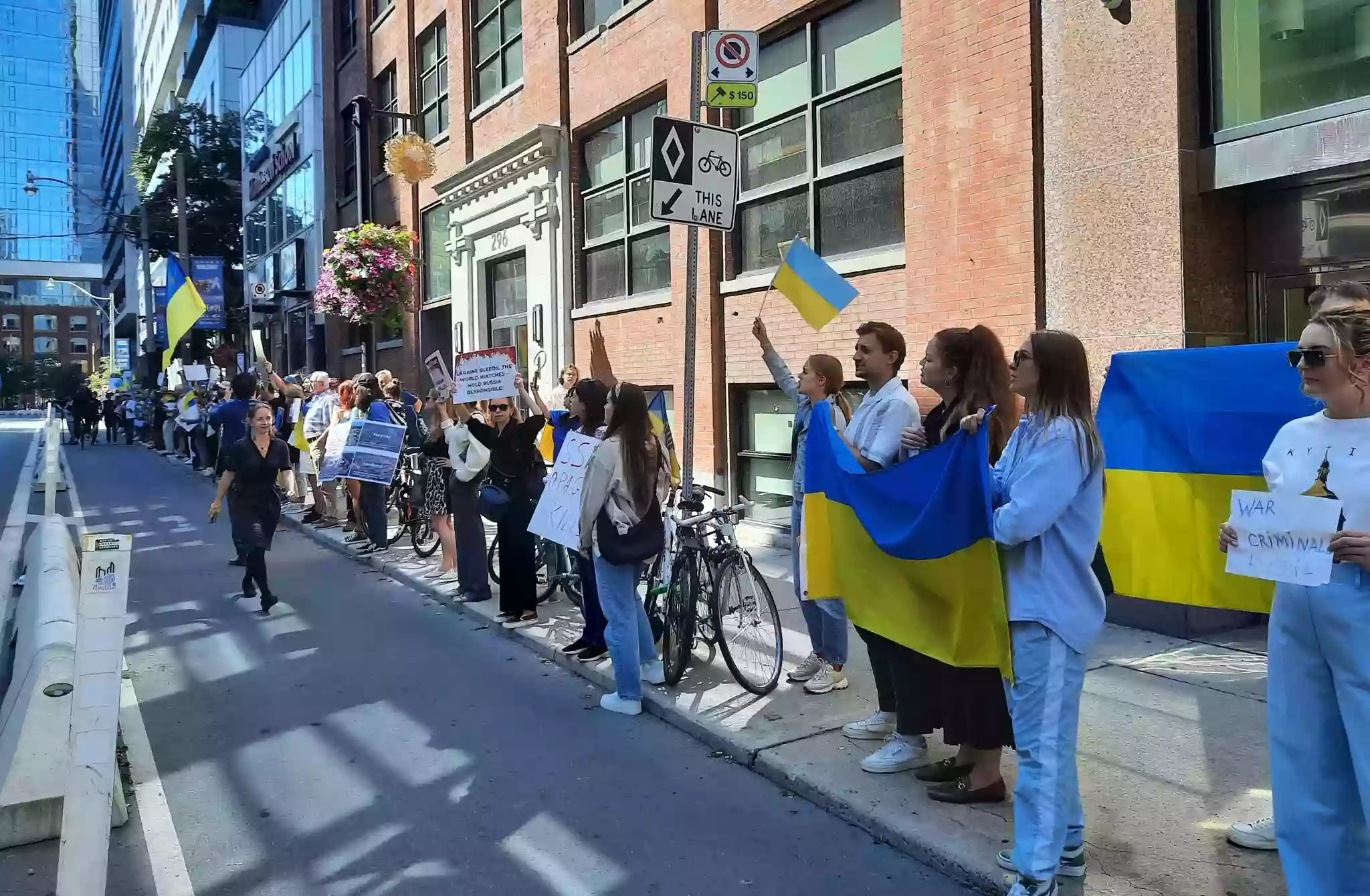 Протести українців на TIFF 2024 тривають, попри призупинення показів фільму «Росіяни на війні»