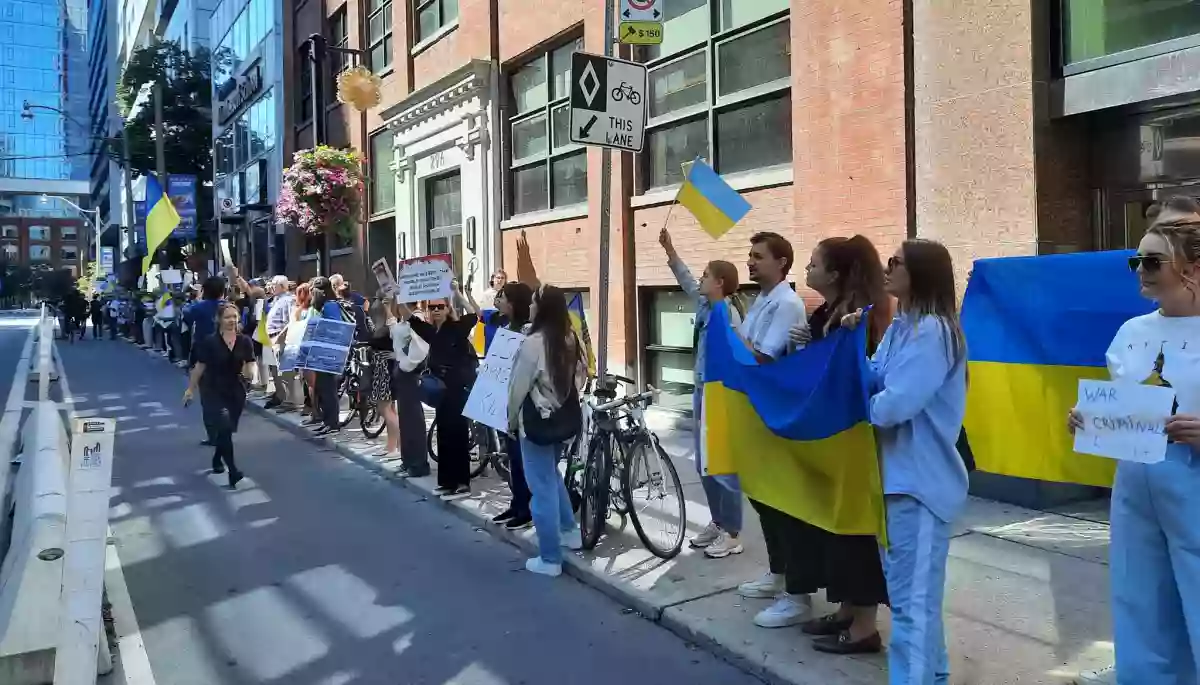 Протести українців на TIFF 2024 тривають, попри призупинення показів фільму &laquo;Росіяни на війні&raquo;