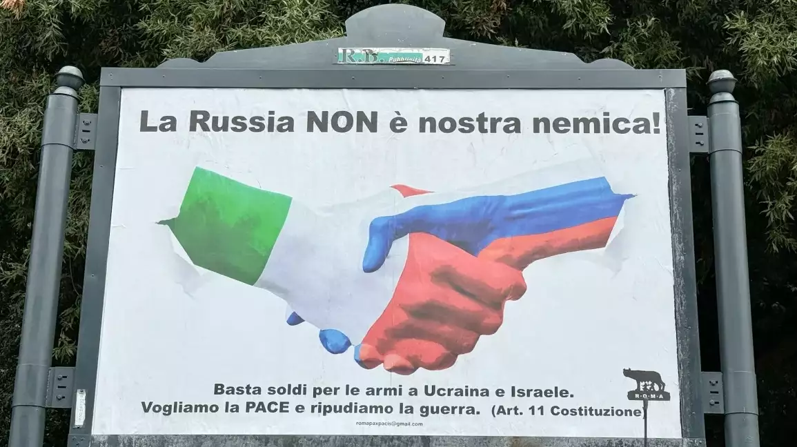 По всій Італії з'явилися проросійські плакати із гаслом «Росія не наш ворог»