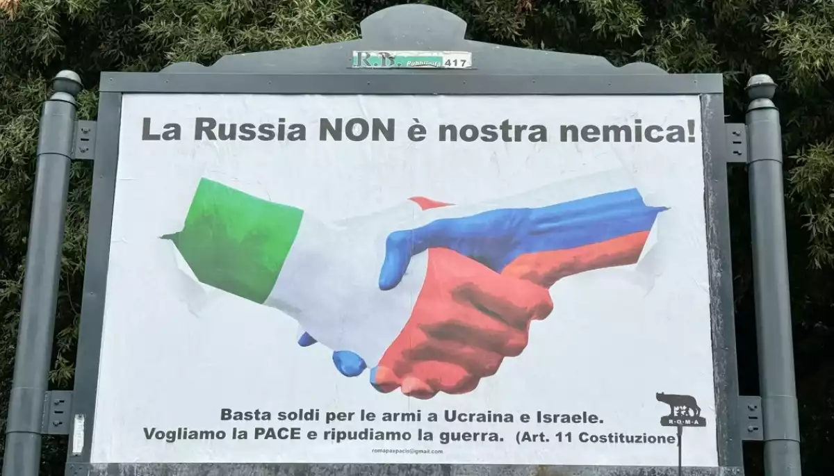 По всій Італії з'явилися проросійські плакати із гаслом «Росія не наш ворог»