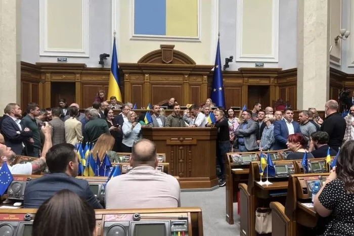 Верховна Рада не підтримала перейменування 300 населених пунктів. Депутати блокували трибуну