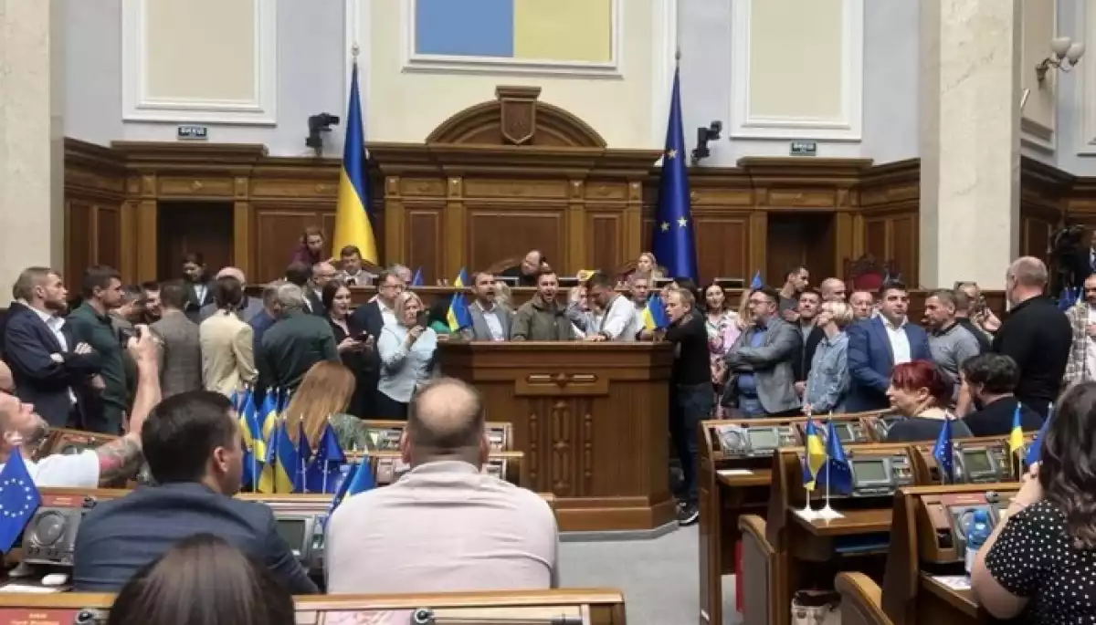 Верховна Рада не підтримала перейменування 300 населених пунктів. Депутати блокували трибуну
