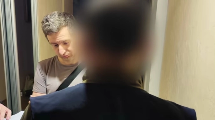 Львівському &laquo;блогеру&raquo; Остапу Стахіву оголосили підозру у шахрайстві та &laquo;зливі&raquo; позицій ЗСУ. Він не прийшов до суду