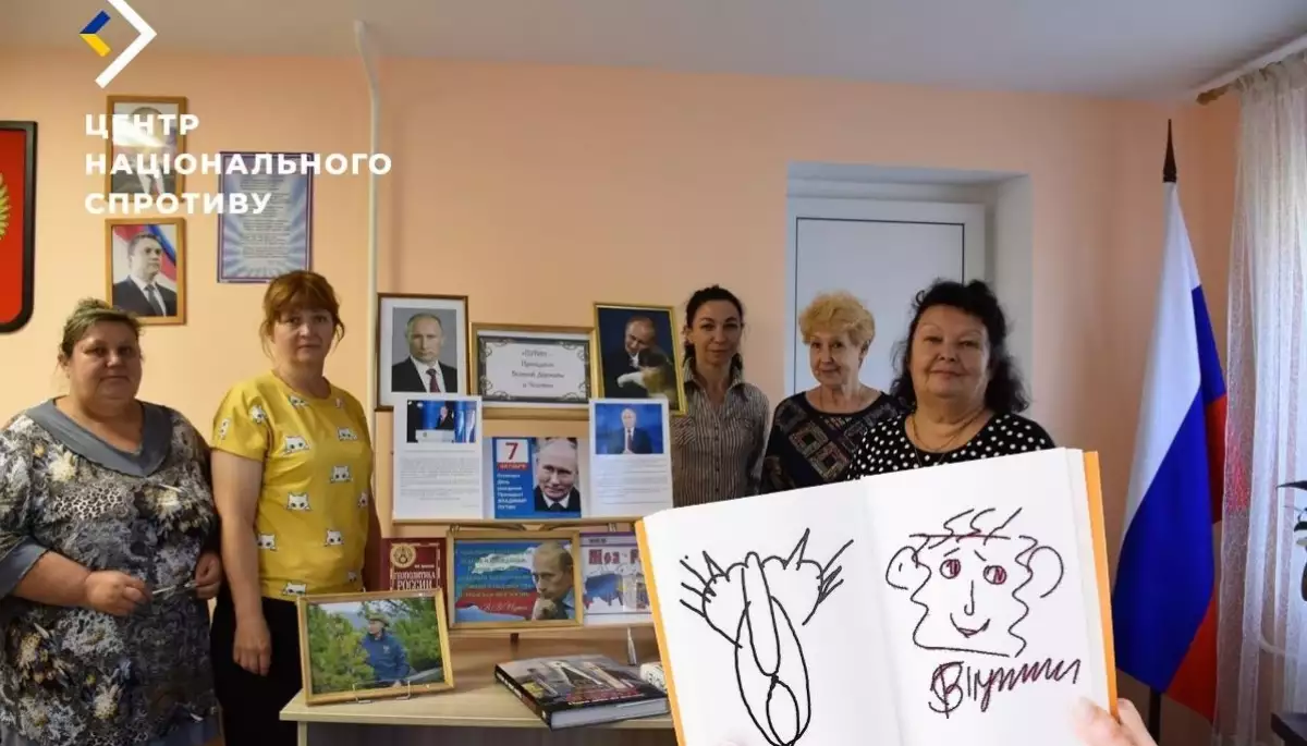 ЦНС: Російські окупанти завезли у шкільні бібліотеки на ТОТ книги з біографією Путіна