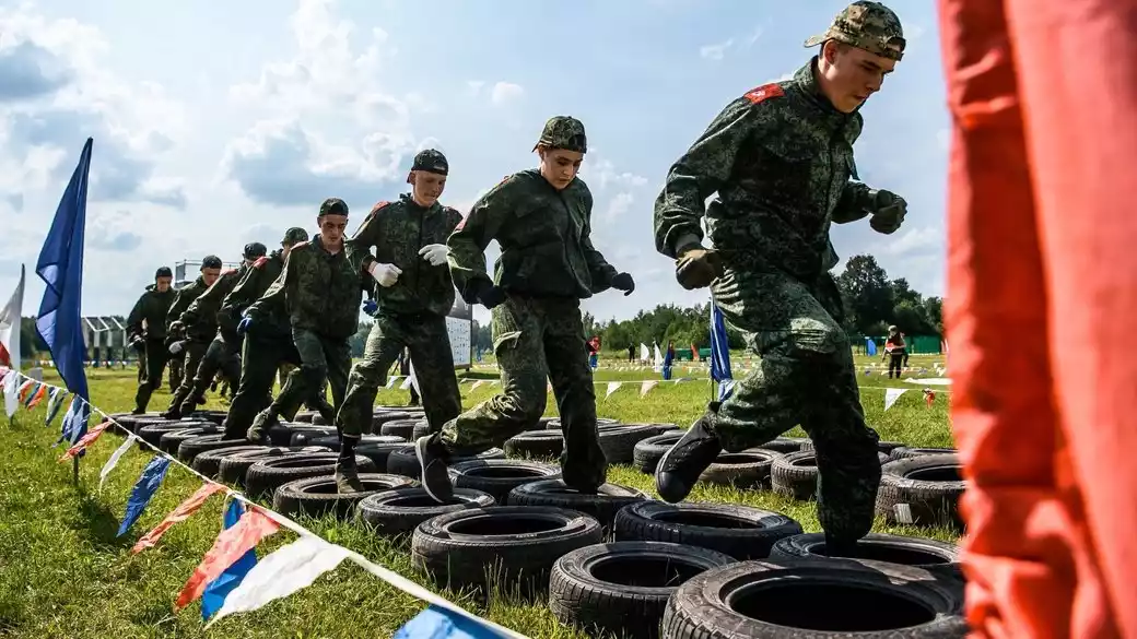 На окупованій частині Луганщини старшокласникам пропонують гроші за підписання контракту з російською армією