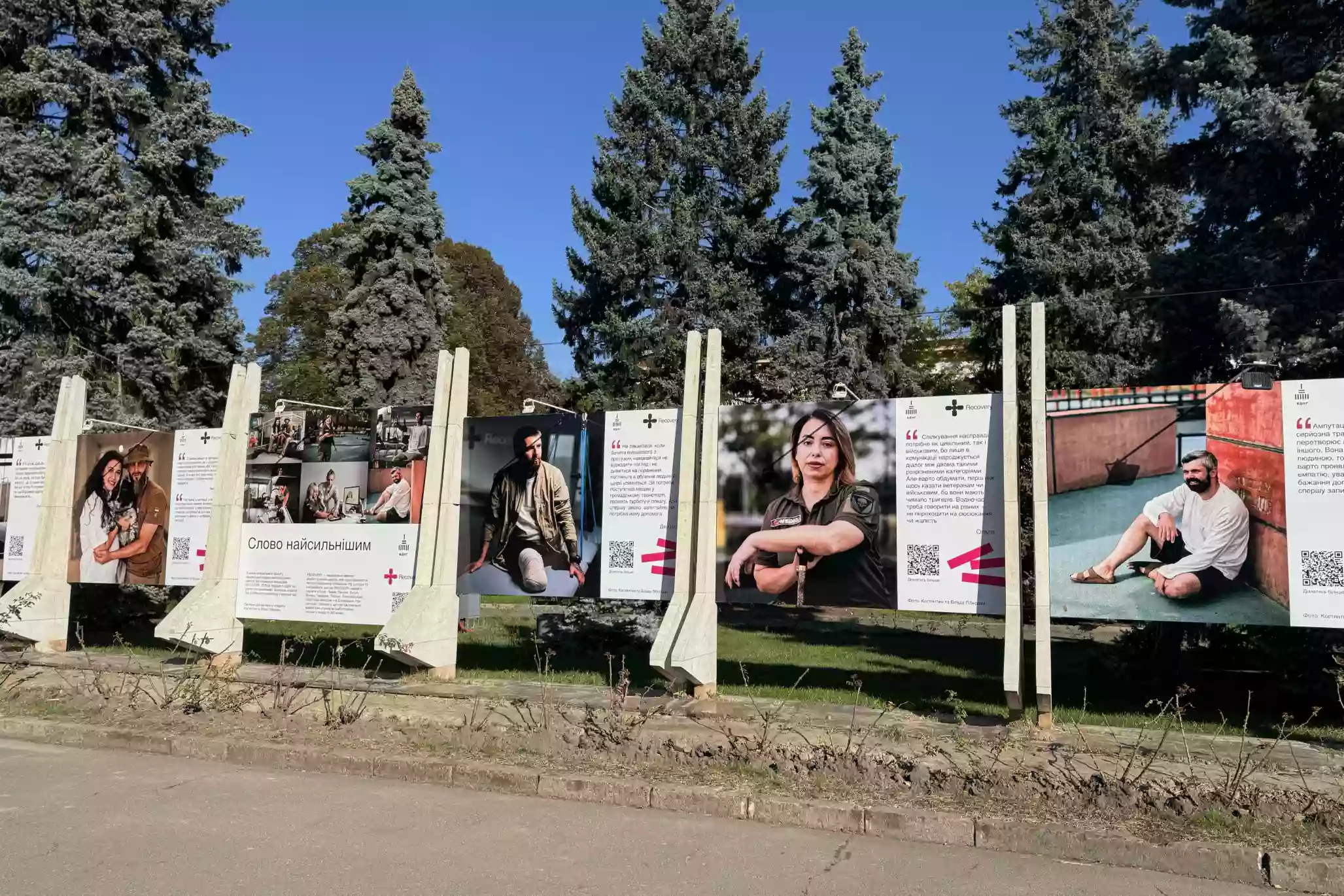 «Менше жалості, більше поваги»: на ВДНГ відкрили фотовиставку про коректне спілкування з військовими