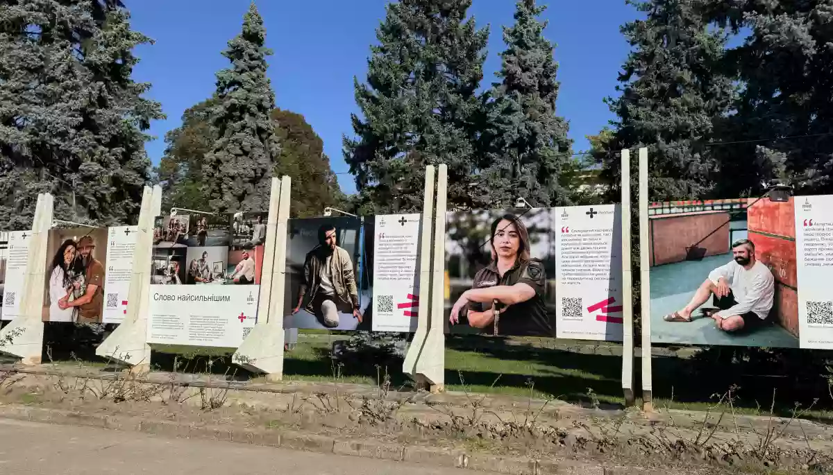 &laquo;Менше жалості, більше поваги&raquo;: на ВДНГ відкрили фотовиставку про коректне спілкування з військовими