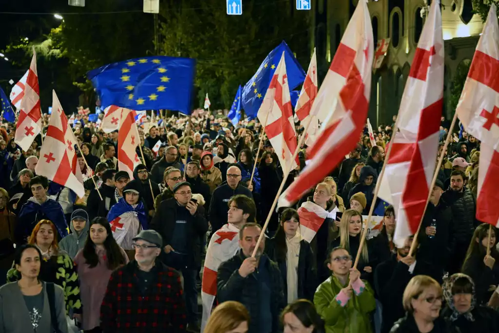 Заклики до примирення з Росією та обшуки в активістів: що відбувається в Грузії на тлі парламентських виборів