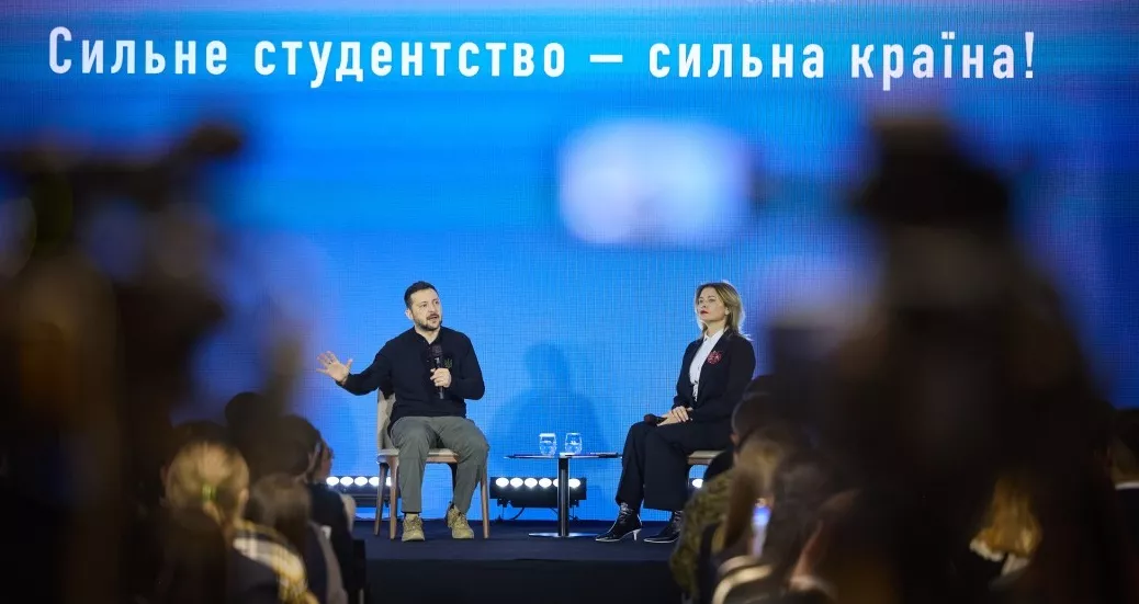 &laquo;Читаю все, що можна і що не потрібно&raquo;: Володимир Зеленський розповів, звідки дізнається про настрої в суспільстві
