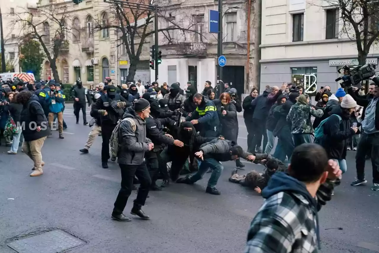 У Грузії поліція розігнала наметове містечко опозиції, серед затриманих — оператор телекомпанії Mtavari