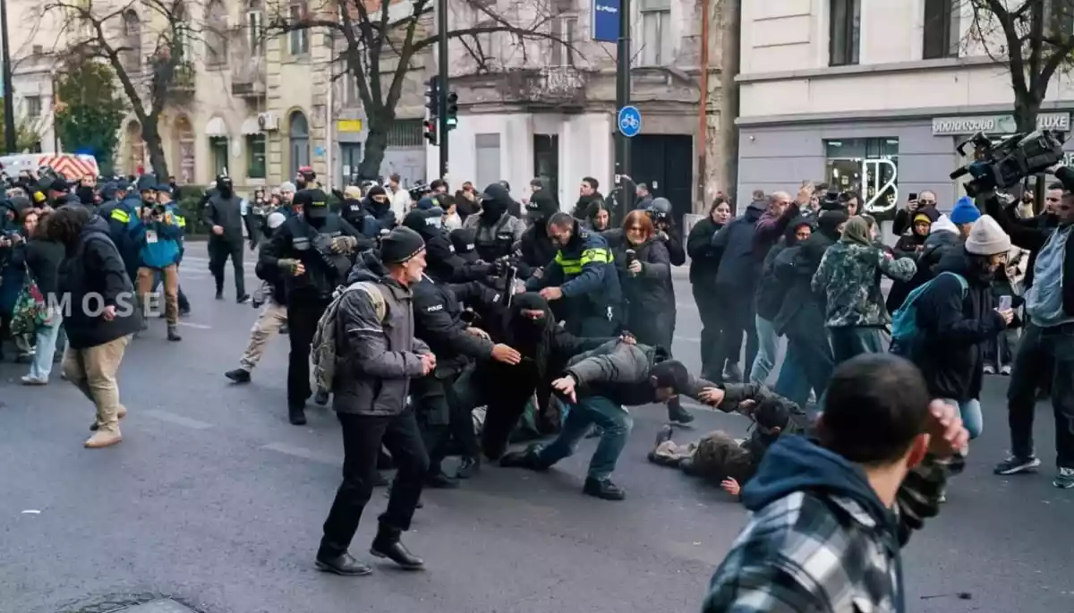 У Грузії поліція розігнала наметове містечко опозиції, серед затриманих — оператор телекомпанії Mtavari