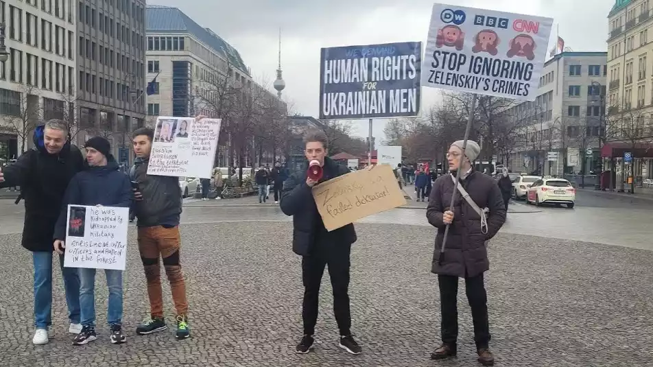 У Берліні відбувся мітинг із гаслами російської пропаганди. Серед присутніх помітили ексведучого &laquo;Інтера&raquo; Романа Кадєміна