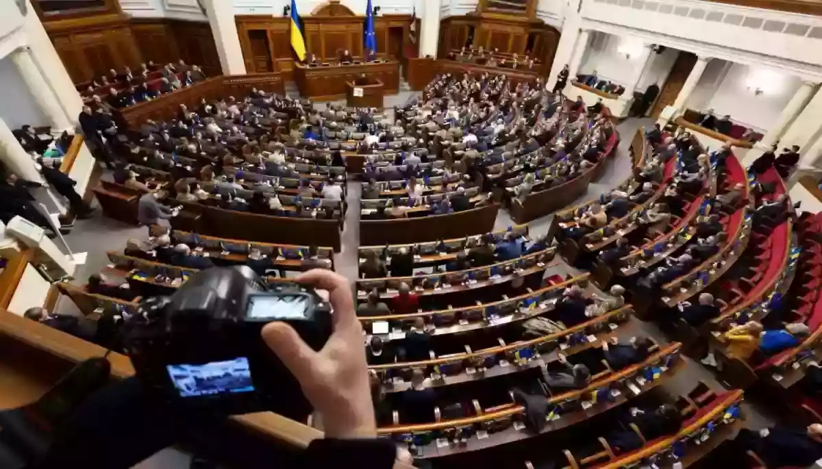 Депутатів, які ведуть прямі трансляції під час засідань Ради, треба притягнути до відповідальності, &mdash; Брагар