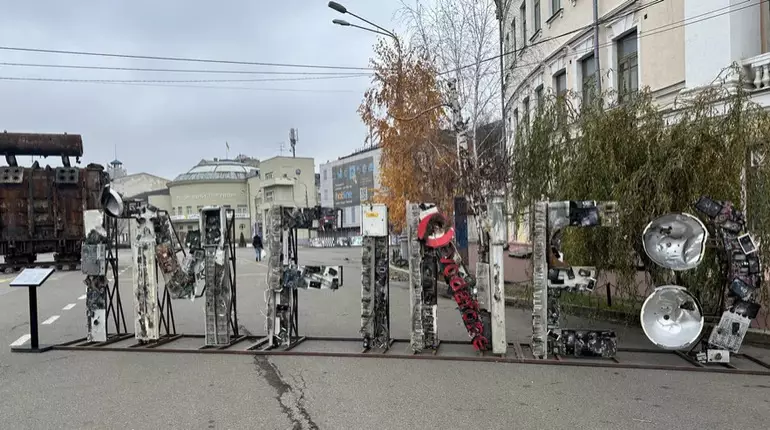 У Києві встановили інсталяцію &laquo;I&rsquo;m Fine&raquo; з пошкодженого росіянами телекомунікаційного обладнання