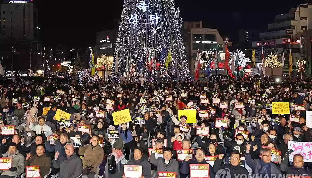 У Південній Кореї опозиція та мітингувальники вимагають відставки президента, який запровадив воєнний стан