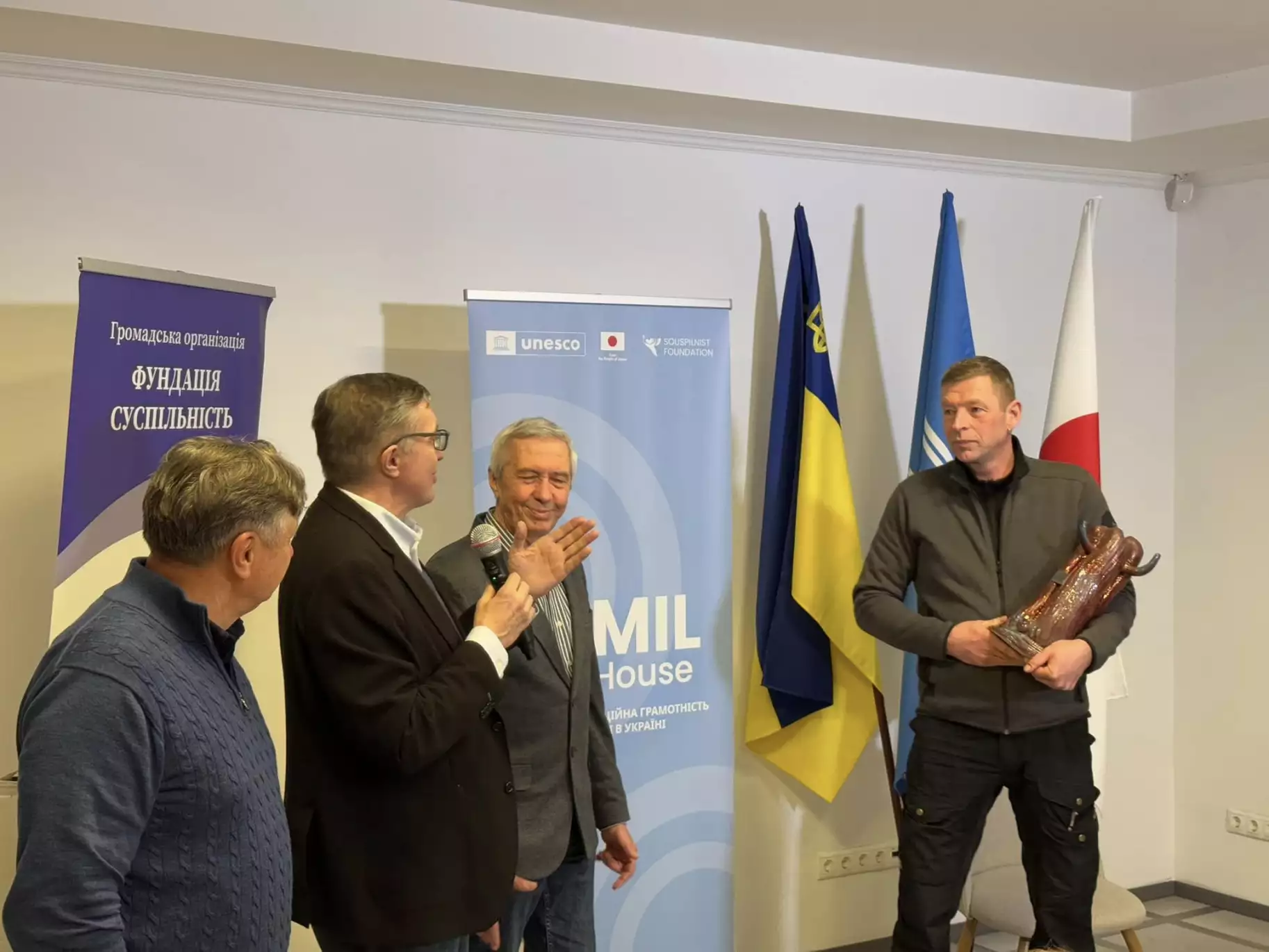 Засновника медіа &laquo;Frontliner&raquo; Андрія Дубчака нагородили спеціальною відзнакою Фундації Суспільність