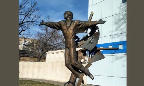 Пам&rsquo;ятник Висоцькому демонтували з фасаду Одеської кіностудії