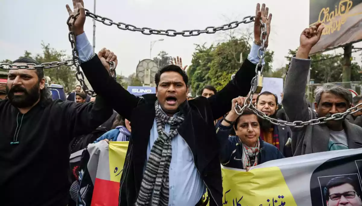 Сотні пакистанських журналістів вийшли на мітинг проти закону, що регулює соціальні мережі